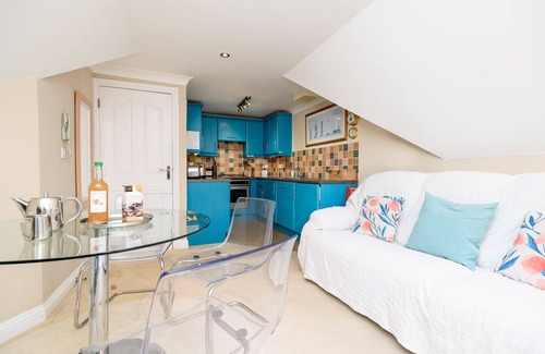 West Looe House | Modern apartment with fabulous views, close to town and beach.
