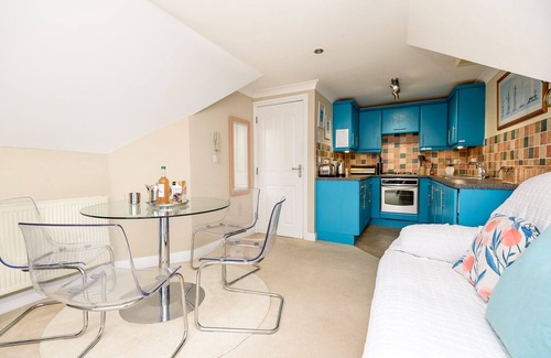 West Looe House | Modern apartment with fabulous views, close to town and beach.