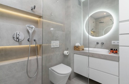 Pradnik Czerwony Apartment | Modern Apartment With Parking by Renters