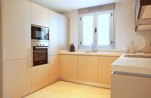 Ojen Apartment | Modern Apartment with Pool