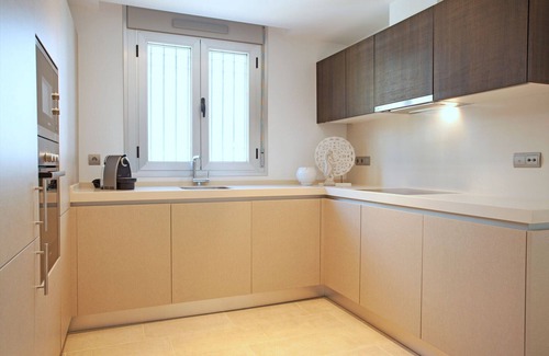 Ojen Apartment | Modern Apartment with Pool