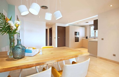 Ojen Apartment | Modern Apartment with Pool
