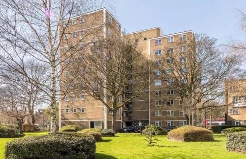 Kennington Apartment | Modern Apartment Zone 1, 2 Bed Sleeps 6 with Balcony in Central London - Open for Families Relocating, Business Stay, and Long Stay