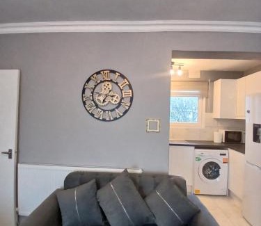 Kennington Apartment | Modern Apartment Zone 1, 2 Bed Sleeps 6 with Balcony in Central London - Open for Families Relocating, Business Stay, and Long Stay