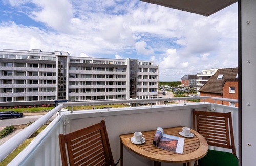 Westerland Apartment | Modern app. with sea view, west-facing balcony, WLAN. Pets allowed.