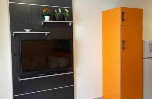 Al Swaifyeh Apartment | Modern apt 13 mins away to downtown - few steps to great foods, cafes, shops