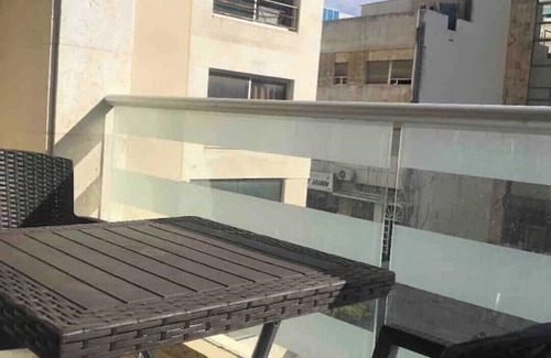 Al Swaifyeh Apartment | Modern apt 13 mins away to downtown - few steps to great foods, cafes, shops