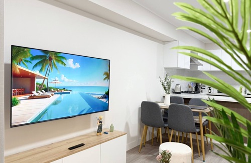 Leuro Apartment | Modern Apt 1BR, Queen Bed, Fast WiFi, Pool & Gym