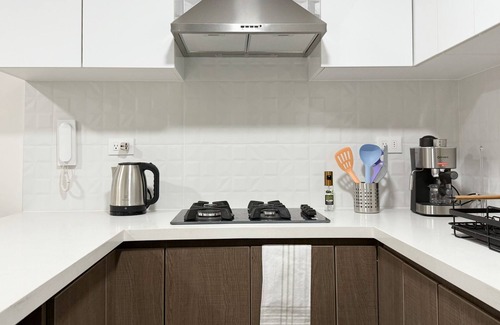 Leuro Apartment | Modern Apt 1BR, Queen Bed, Fast WiFi, Pool & Gym