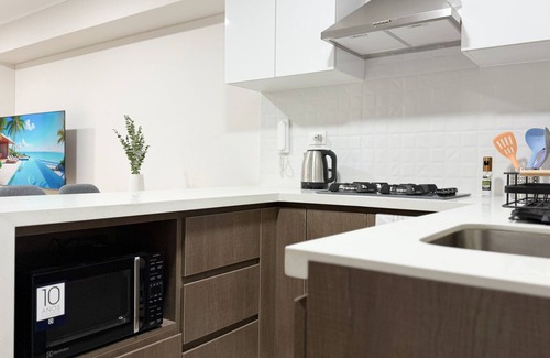 Leuro Apartment | Modern Apt 1BR, Queen Bed, Fast WiFi, Pool & Gym