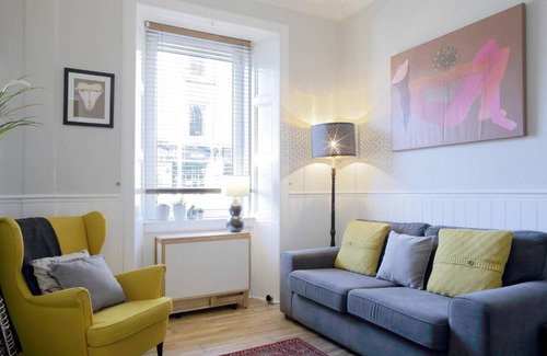 Restalrig Apartment | Modern, artistic apartment close to city centre
