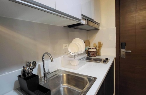 Legazpi Village Condo | Modern Asian themed Condo w/View Near Airport & Sky Way - 1