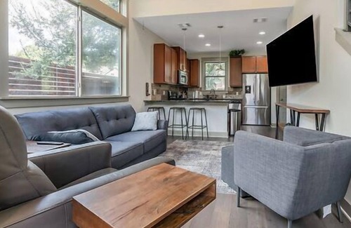 Galindo House | Modern Austin Home w/ Porch & Large Yard!