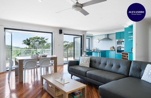 North Avoca House | MODERN BEACH HOME / STUNNING VIEW / GREAT GARDEN