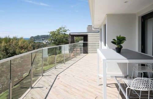 North Avoca House | Modern Beach Home / Stunning View / Great Garden