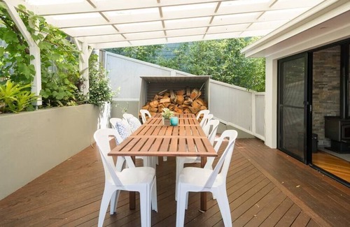 North Avoca House | Modern Beach Home / Stunning View / Great Garden