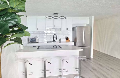 Punaluu Condo | Modern Beachfront Condo