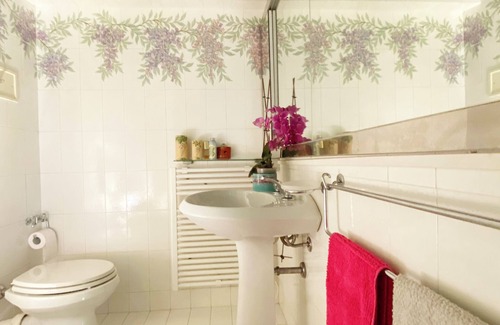 Parma Bed & Breakfast | Modern bedroom with bathroom in a XIX Century villa at VILLA SPERANZA