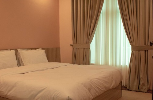 Karachi Bed & Breakfast | Modern Bedroom with Mountain View and Parking