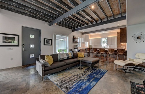 Bellaire House | Modern Bellaire Home with Expansive Courtyard