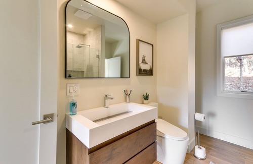 Berkeley Springs Cabin | Modern Berkeley Springs Cabin w/Private Hot Tub!