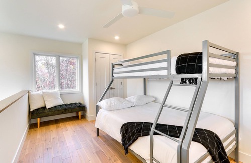 Berkeley Springs Cabin | Modern Berkeley Springs Cabin w/Private Hot Tub!