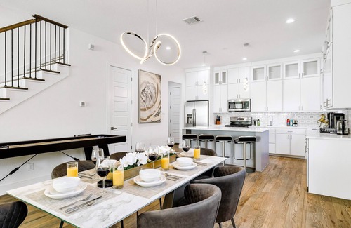 Oak Cliff House | Modern Bishop Arts Home/Large Groups/Garage/Sleeps 8