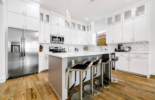 Oak Cliff House | Modern Bishop Arts Home/Large Groups/Garage/Sleeps 8