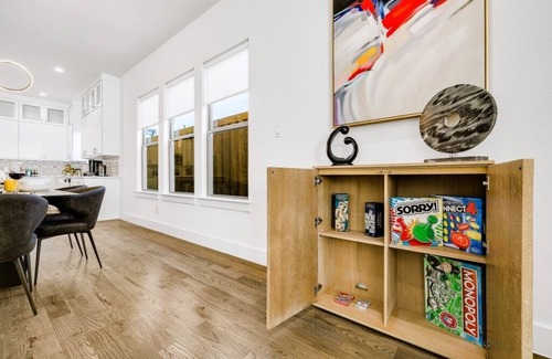 Oak Cliff House | Modern Bishop Arts Home/Large Groups/Garage/Sleeps 8