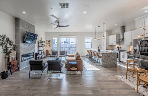 Oak Cliff House | Modern Bishop Arts Retreat 3BR/3BA + Rooftop & Dallas Skyline Views