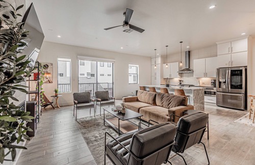 Oak Cliff House | Modern Bishop Arts Retreat 3BR/3BA + Rooftop & Dallas Skyline Views
