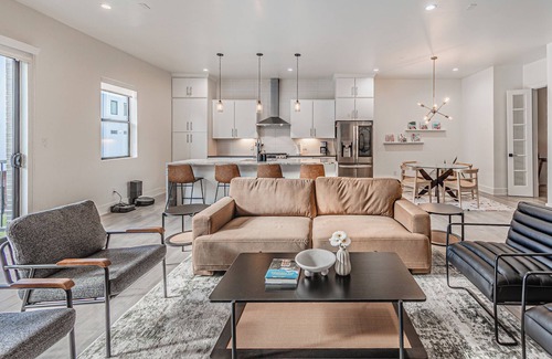 Oak Cliff House | Modern Bishop Arts Retreat 3BR/3BA + Rooftop & Dallas Skyline Views