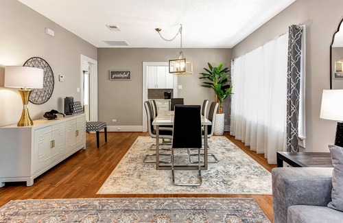 Boulevard Oaks House | Modern & Bright Castle Deux @ Castle Ct - Montrose