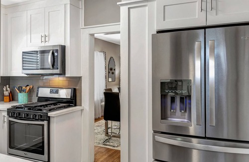 Boulevard Oaks House | Modern & Bright Castle Deux @ Castle Ct - Montrose