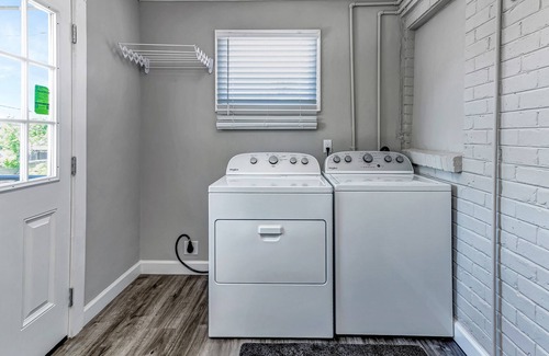 Boulevard Oaks House | Modern & Bright Castle Deux @ Castle Ct - Montrose