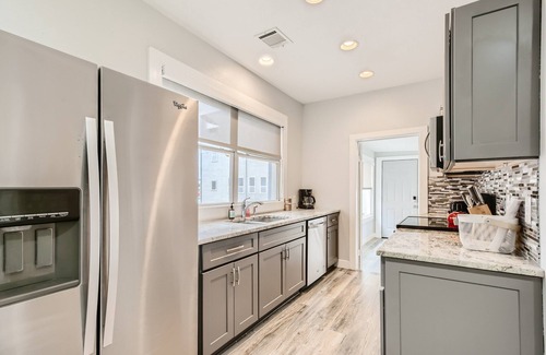 Midtown Apartment | Modern Bright Midtown 2-BD - Parking + Fast Wi-fi!