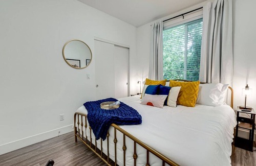 King Apartment | Modern & Bright Walkable Alberta Condo, Fast WiFi