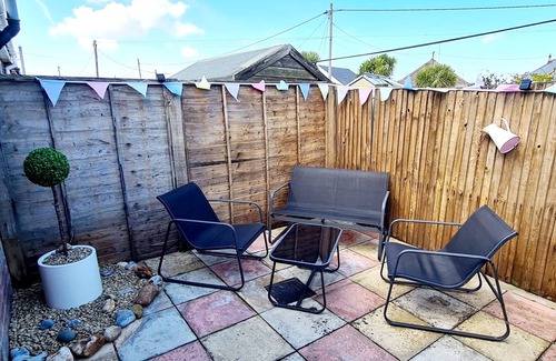 Walcott House | Modern Bungalow only a few minutes walk to the beach