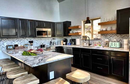 Valley of the Sun Cabin | 🏡Modern Cabin🌲Mountain Views🏔Arcade Games🕹Fun For All Ages 🐶 Pet Friendly