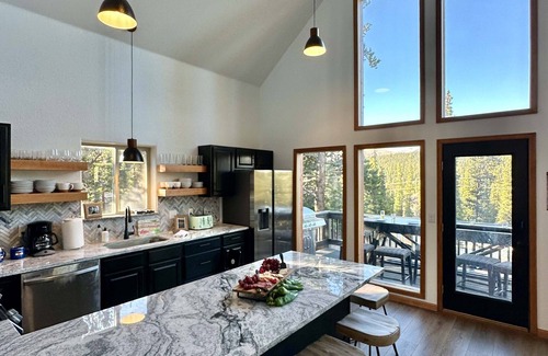Valley of the Sun Cabin | 🏡Modern Cabin🌲Mountain Views🏔Arcade Games🕹Fun For All Ages 🐶 Pet Friendly