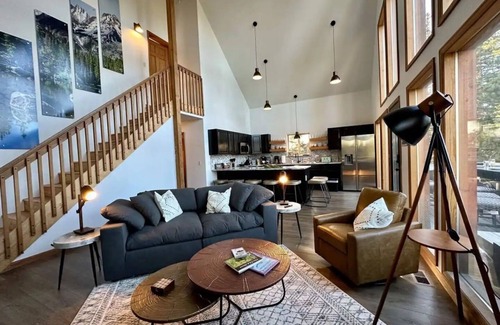 Valley of the Sun Cabin | 🏡Modern Cabin🌲Mountain Views🏔Arcade Games🕹Fun For All Ages 🐶 Pet Friendly