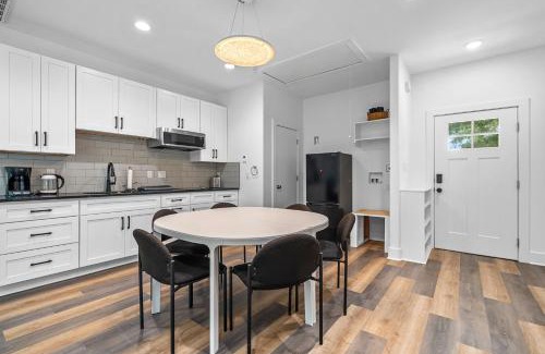 Mid America House | Modern Cabin Oaklawn in 10 min Private Patio