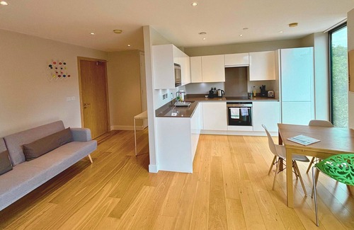 Cambridge City Centre Apartment | Modern Central Apartment with Parking