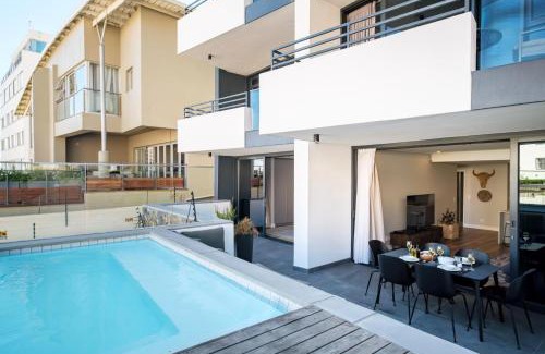 Sea Point Promenade Apartment | Modern Central Secure Cape Town 2bed Bantry Suite