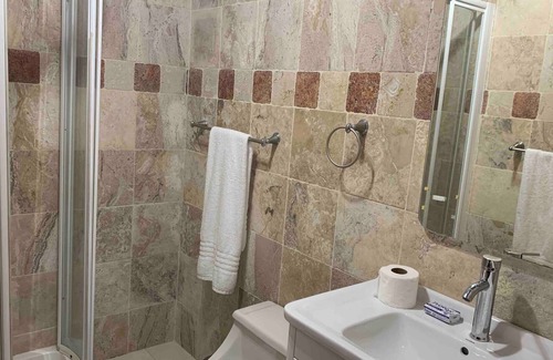 Evaristo Morales Apartment | Modern & Centrical Evaristo Apartment With Tub