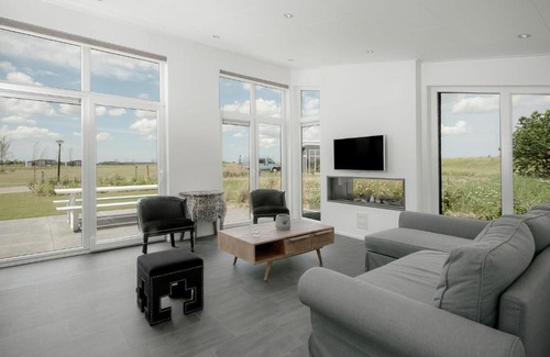 Wemeldinge House | Modern chalet at the edge of a forest near the Oosterschelde