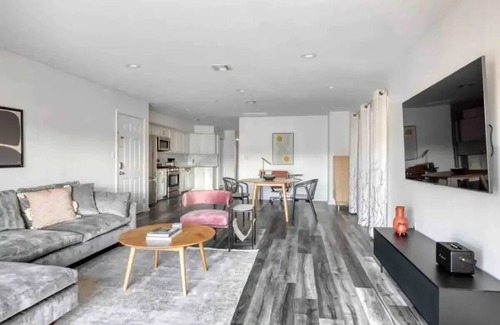 Weehawken Apartment | Modern Charming 3-bedroom apartment 15 mins to NYC!