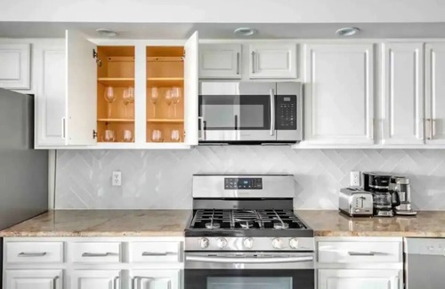 Weehawken Apartment | Modern Charming 3-bedroom apartment 15 mins to NYC!