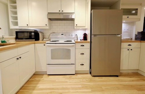 Kensington-Cedar Cottage House | Modern & Charming 3BR Suite in Character Home