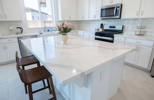Folsom House | Modern Charming 4BR Home: Family Friendly, Office Space, Fast WiFi, Free Parking